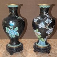 Coppia di vasi cinesi con base di legno