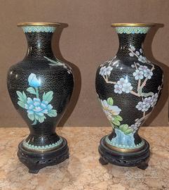 Coppia di vasi cinesi con base di legno