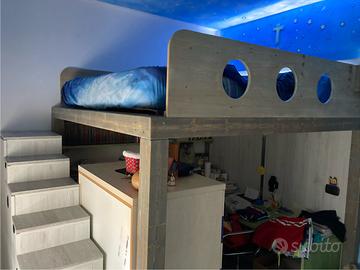 Letto matrimoniale a soppalco in legno