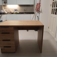 scrivania con cassettiera