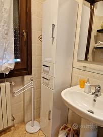 Colonna bagno bianca