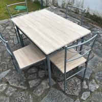 Tavolo con sedie