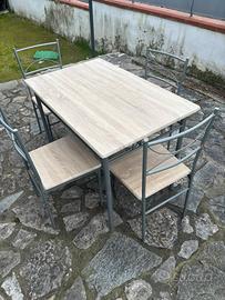 Tavolo con sedie
