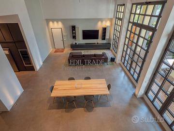 Loft / Open Space di 319 m² con più di 5 locali e 