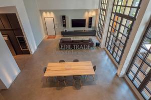 Loft / Open Space di 319 m² con più di 5 locali e 