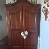 armadio in stile in legno di pioppo massiccio