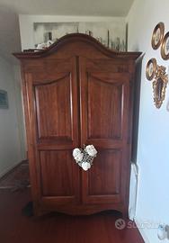 armadio in stile in legno di pioppo massiccio