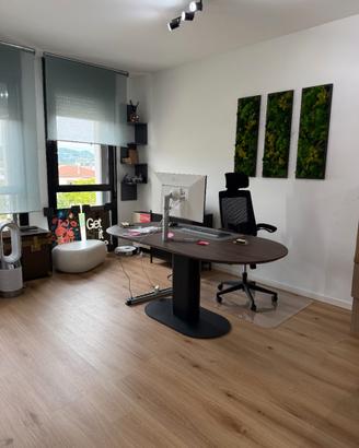 Postazione di lavoro in ufficio condiviso