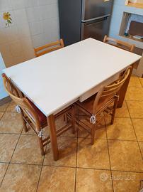 Tavolo in legno massello con 4 sedie abbinate