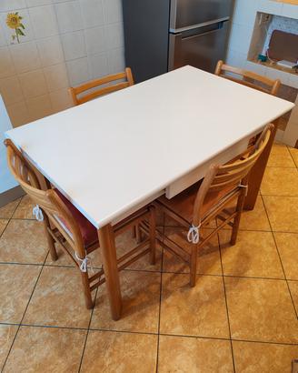 Tavolo in legno massello con 4 sedie abbinate