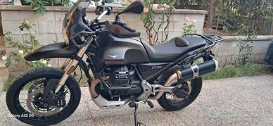 Moto Guzzi V85TT nera