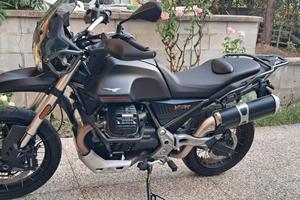 Moto Guzzi V85TT nera