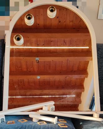 Specchio bagno laccato bianco con accessori. 