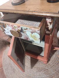 Mobiletto in noce in stile Country Chic
