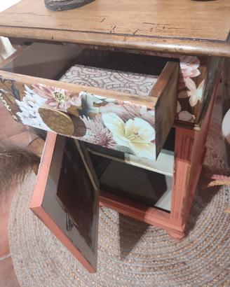 Mobiletto in noce in stile Country Chic