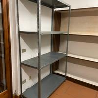 Scaffale metallico componibile con ruote. Carrello