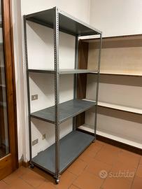 Scaffale metallico componibile con ruote. Carrello