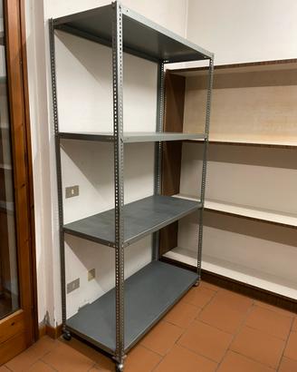 Scaffale metallico componibile con ruote. Carrello