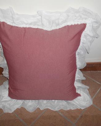 Cuscino rosso con volant