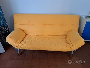 coppia di divani letto imbottiti gialli