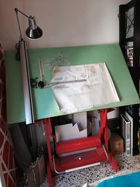 Tavolo da disegno con tecnigrafo