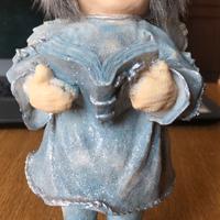 Statuetta angioletto con libri