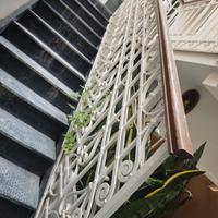 Ringhiera in ferro pregiato e scala 