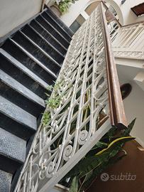 Ringhiera in ferro pregiato e scala 