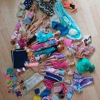 barbie 10 +4 bambole più accessori e vestitini