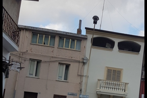 Casa indipendente su 3 livelli 8 vani abitabile