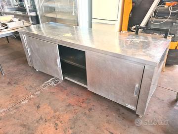 tavolo armadiato con porte da sistemare usato