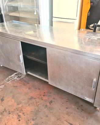 tavolo armadiato con porte da sistemare usato