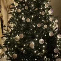 albero di natale con incluse decorazioni bianche