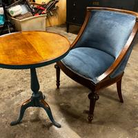 Tavolino e poltroncina antiche