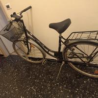 BICICLETTA 26 DA DONNA COLORE NERO CON CESTINO