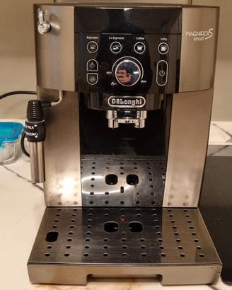 Delonghi magnifica S macchina caffè e cappuccino