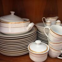 Servizio piatti in ceramica con decorazione in oro