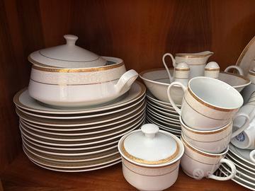 Servizio piatti in ceramica con decorazione in oro