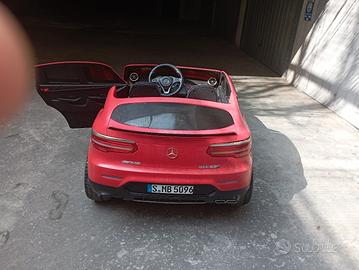 macchina rossa Mercedes per bambino