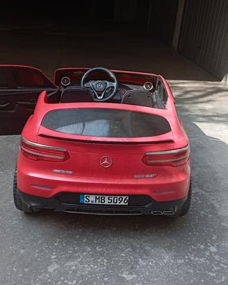macchina rossa Mercedes per bambino