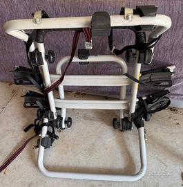 Porta bici posteriore per auto.