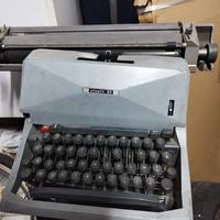 macchina da scrivere Olivetti 82