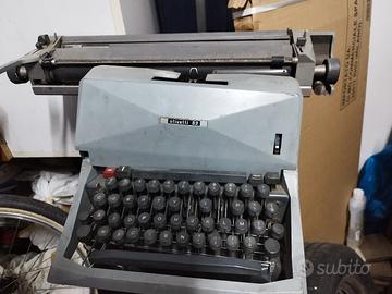 macchina da scrivere Olivetti 82