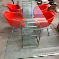Tavolo vetro con carrelli contenitivi