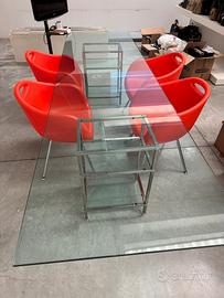 Tavolo vetro con carrelli contenitivi