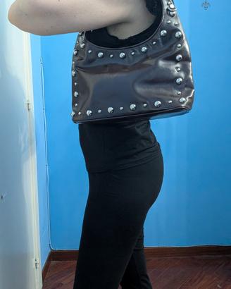 Borsa a spalla marrone con borchie nuova con cart.