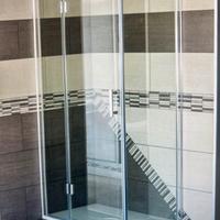 Box doccia con anta battenre e piatto doccia 70x90