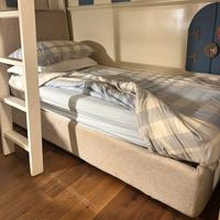 Letto singolo a cassettone rivestito con lino