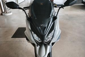 KYMCO AK 550 solo 23000 km. 