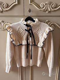 Maglione con bordi neri e volant